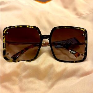 Mackie Tortoiseshell Square Sunglasses with Brown Gradient Lenses